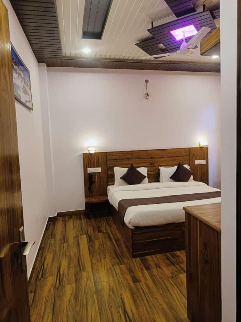 Hotel Kasauli View Cafe Restaurant Open Terrace Mountain View 외부 사진